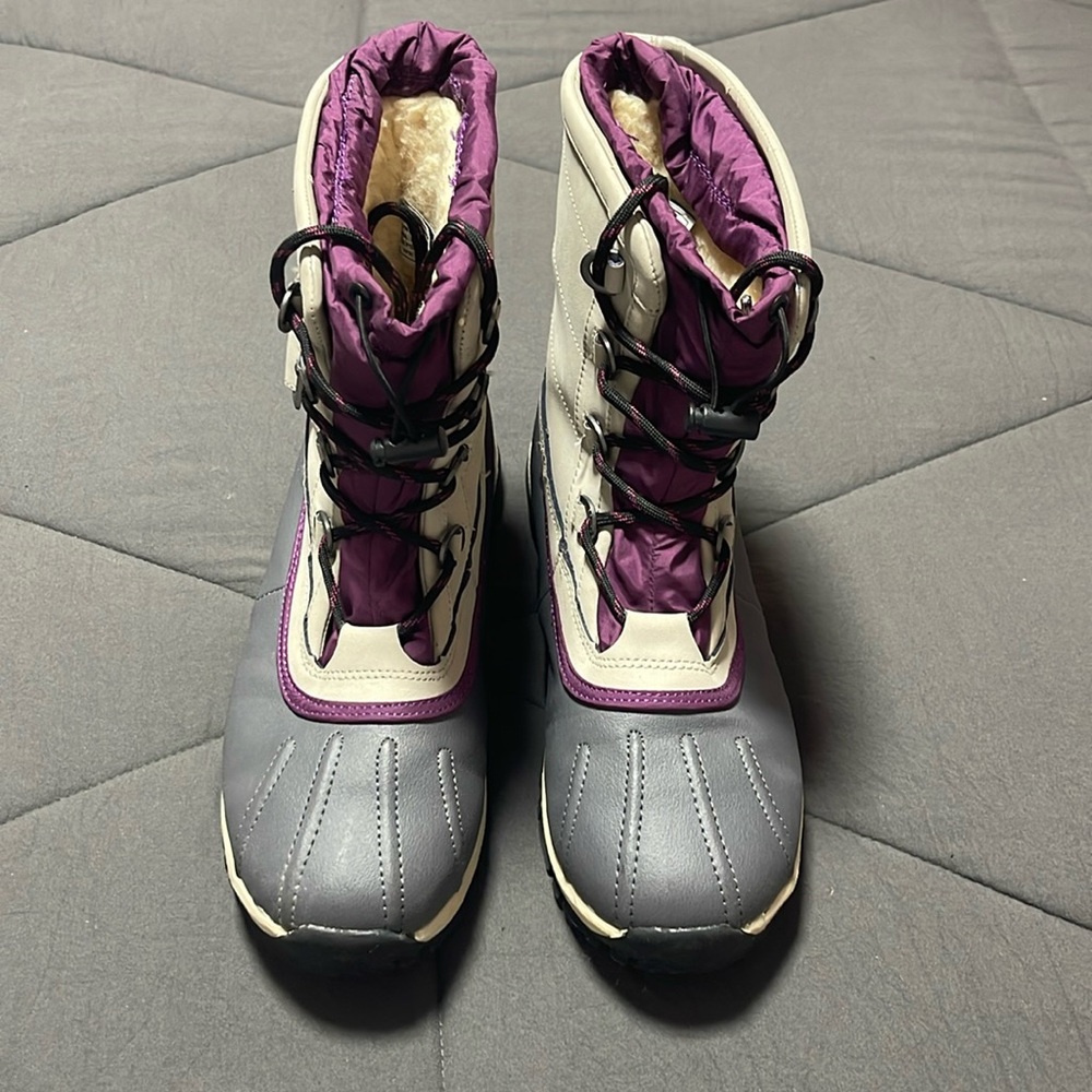 Bearpaw waterproof winter hiking boots, in great condition for winter adventures